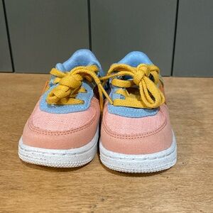NIKE shoes for toddler//baby. Lightly worn. Size 4